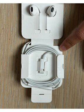 Apple White EarPods with Lightning Connector